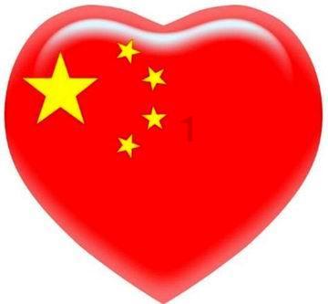 李一桐街头婚纱造型曝光 手捧鲜花甜笑可人